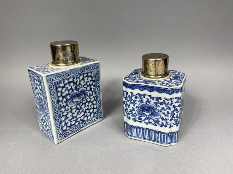 Chine - Ensemble de deux pots en céramique bleu blanc à décor de fleurs et rinc…