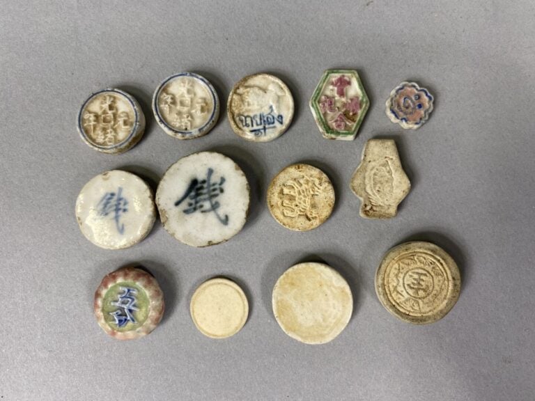Chine - Ensemble de jetons de jeux en porcelaine émaillée polychrome à décor de…