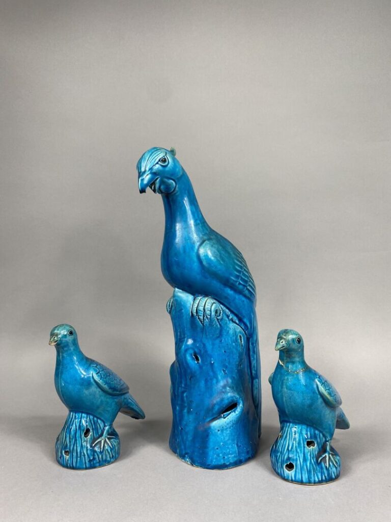 Chine - Ensemble de trois sujets en céramique émaillé bleu comprenant une paire…