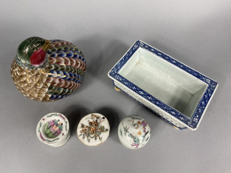 Chine et divers - Lot de petits objets en céramique comprenant une petite boite…