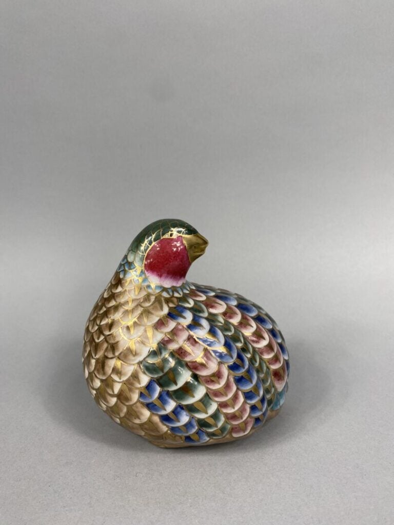 Chine et divers - Lot de petits objets en céramique comprenant une petite boite…