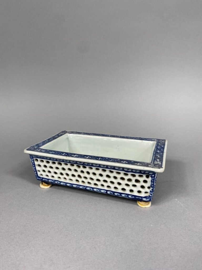 Chine et divers - Lot de petits objets en céramique comprenant une petite boite…