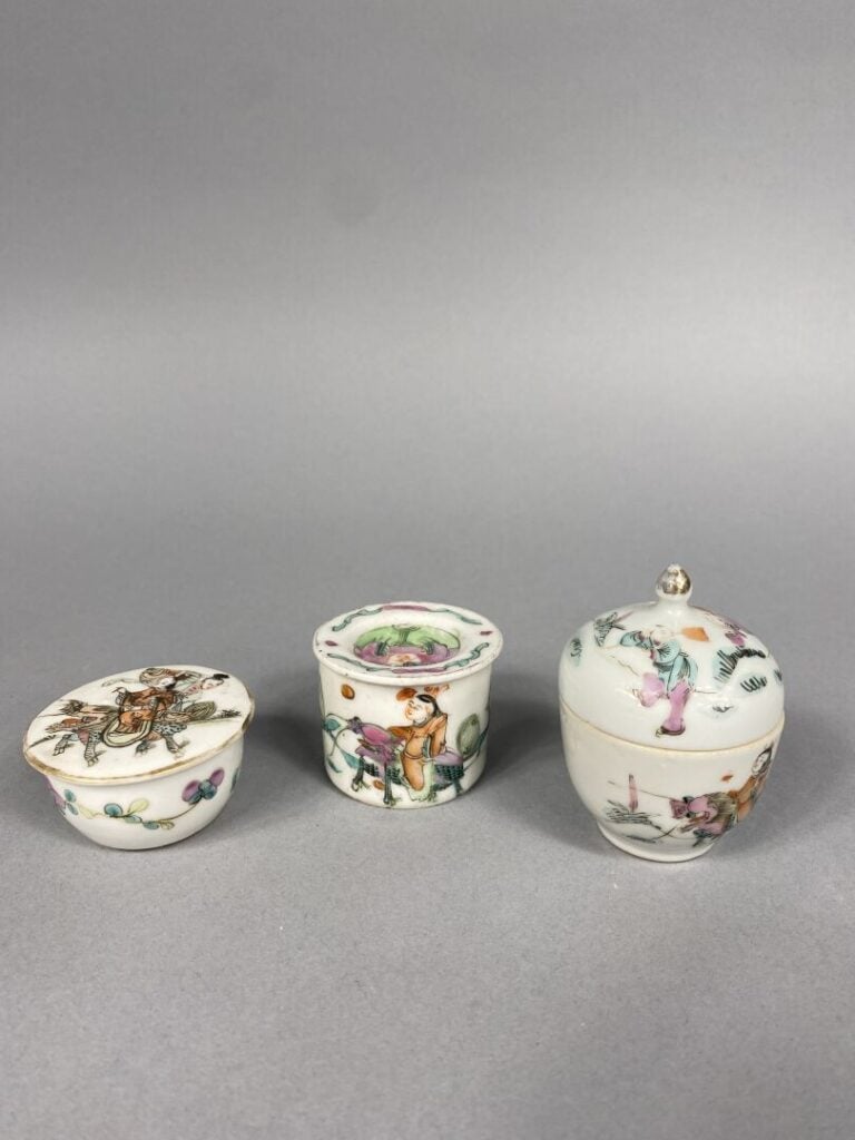 Chine et divers - Lot de petits objets en céramique comprenant une petite boite…