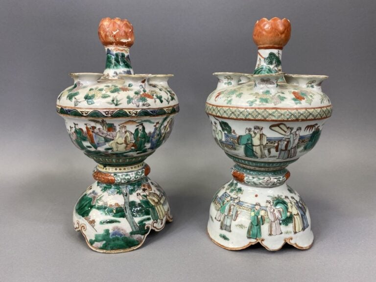 Chine - Fin XIXe siècle - Deux tulipiers pouvant former paire en porcelaine éma…