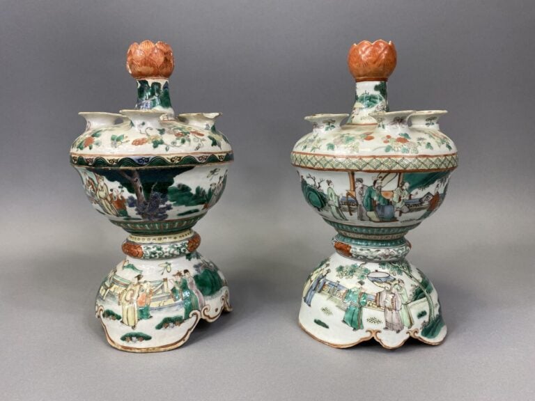 Chine - Fin XIXe siècle - Deux tulipiers pouvant former paire en porcelaine éma…