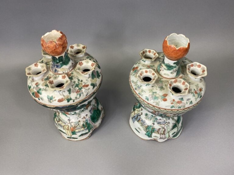 Chine - Fin XIXe siècle - Deux tulipiers pouvant former paire en porcelaine éma…