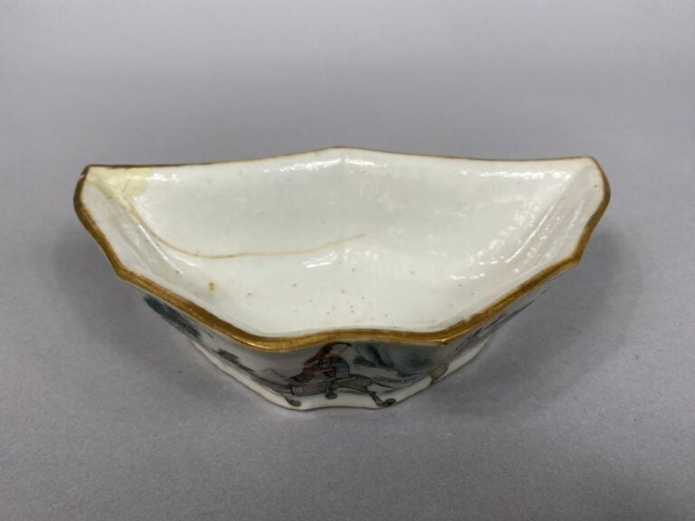 Chine, Fin XIXe siècle - Ensemble de quatre raviers polylobés en céramique émai…
