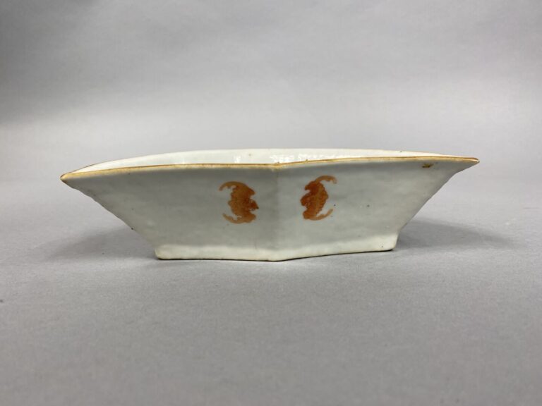 Chine, Fin XIXe siècle - Ensemble de quatre raviers polylobés en céramique émai…