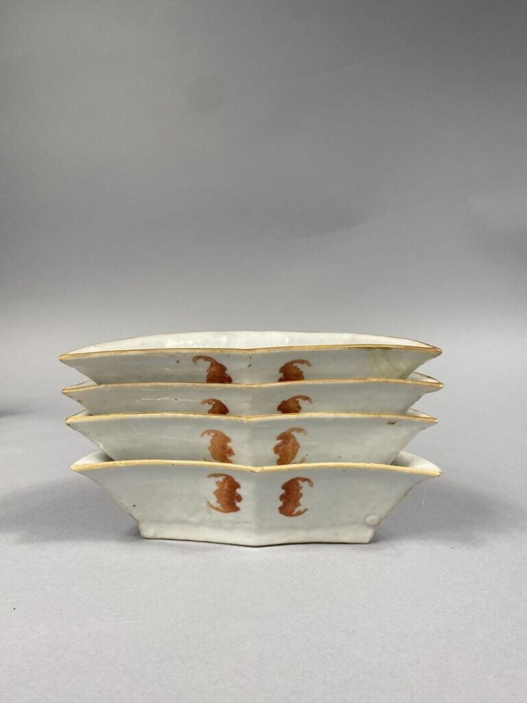 Chine, Fin XIXe siècle - Ensemble de quatre raviers polylobés en céramique émai…