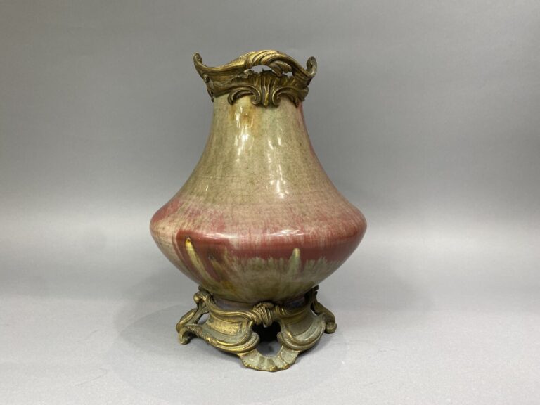 CHINE - Fin XIXe siècle - Vase à panse basse en porcelaine à couverte craquelée…
