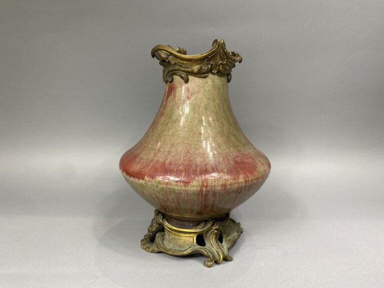 CHINE - Fin XIXe siècle - Vase à panse basse en porcelaine à couverte craquelée…