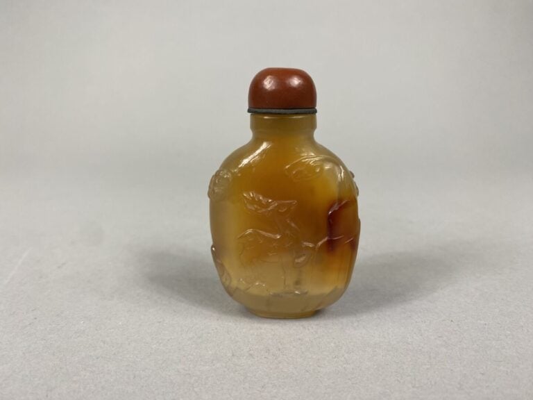 Chine - Flacon / Tabatière en agate cornaline sculptée en léger relief d'un dai…