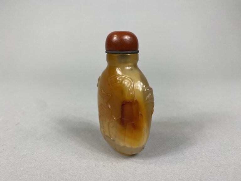 Chine - Flacon / Tabatière en agate cornaline sculptée en léger relief d'un dai…