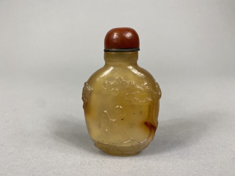 Chine - Flacon / Tabatière en agate cornaline sculptée en léger relief d'un dai…