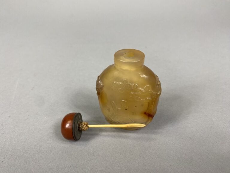 Chine - Flacon / Tabatière en agate cornaline sculptée en léger relief d'un dai…