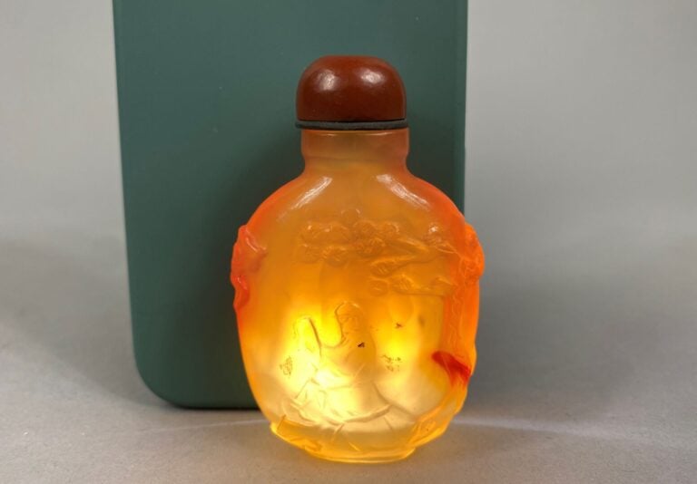 Chine - Flacon / Tabatière en agate cornaline sculptée en léger relief d'un dai…