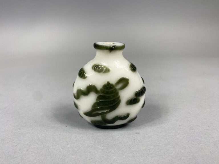 Chine - Flacon / Tabatière en agate cornaline sculptée en léger relief d'un dai…