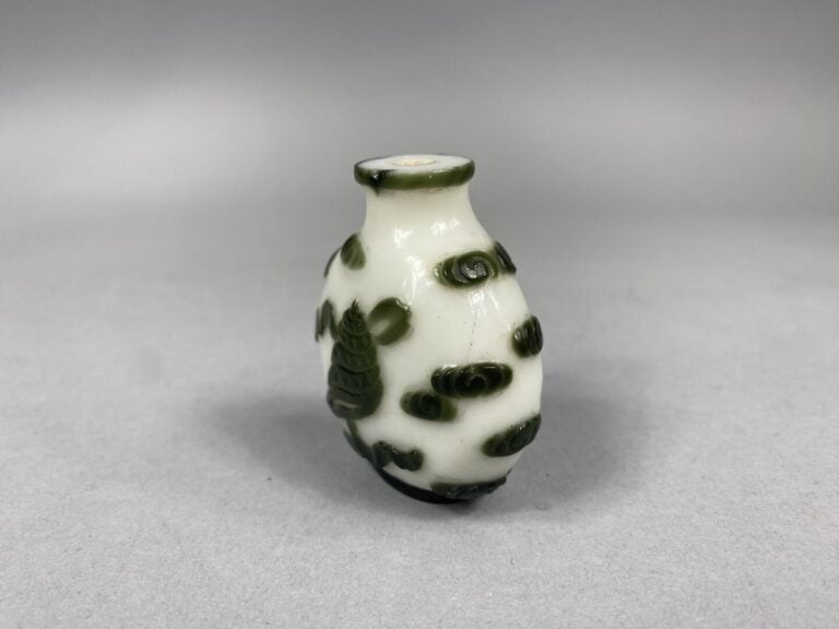 Chine - Flacon / Tabatière en agate cornaline sculptée en léger relief d'un dai…