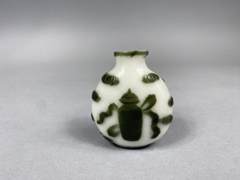 Chine - Flacon / Tabatière en agate cornaline sculptée en léger relief d'un dai…