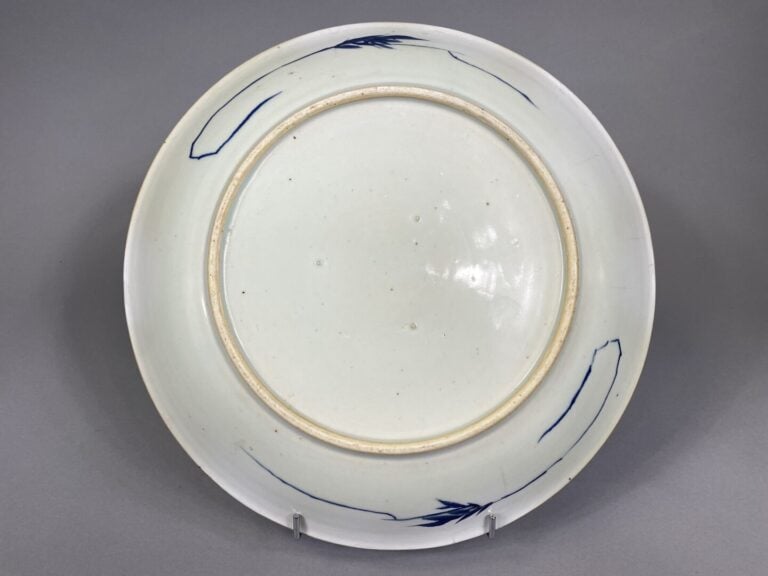 Chine - Grand plat en porcelaine émaillée dans les tons bleu et blanc à décor d…