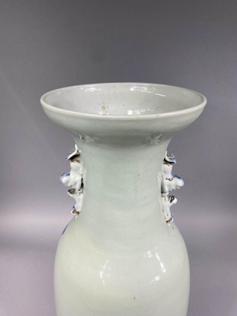 Chine - Grand vase balustre en porcelaine bleu blanc sur fond céladon à décor d…