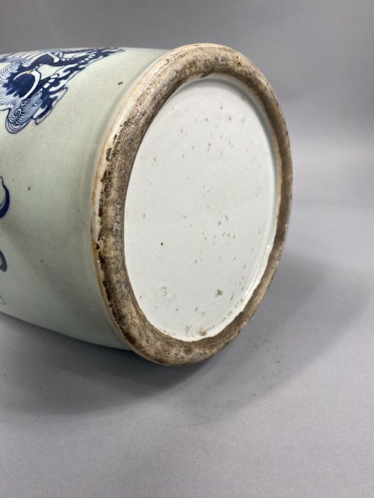 Chine - Grand vase balustre en porcelaine bleu blanc sur fond céladon à décor d…