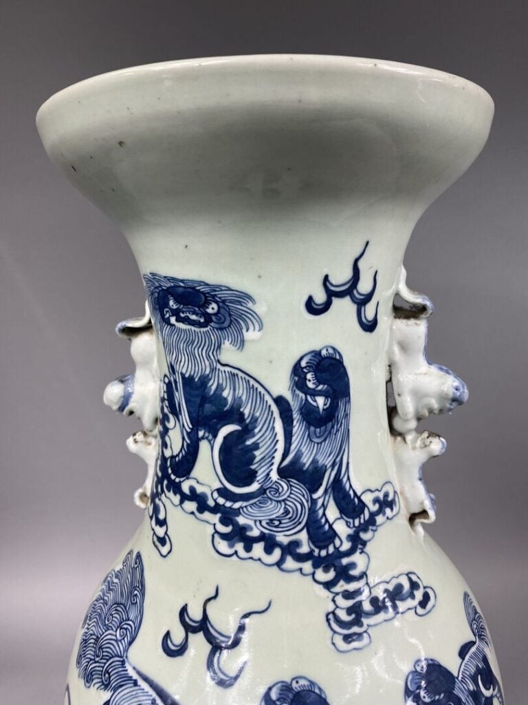 Chine - Grand vase balustre en porcelaine bleu blanc sur fond céladon à décor d…