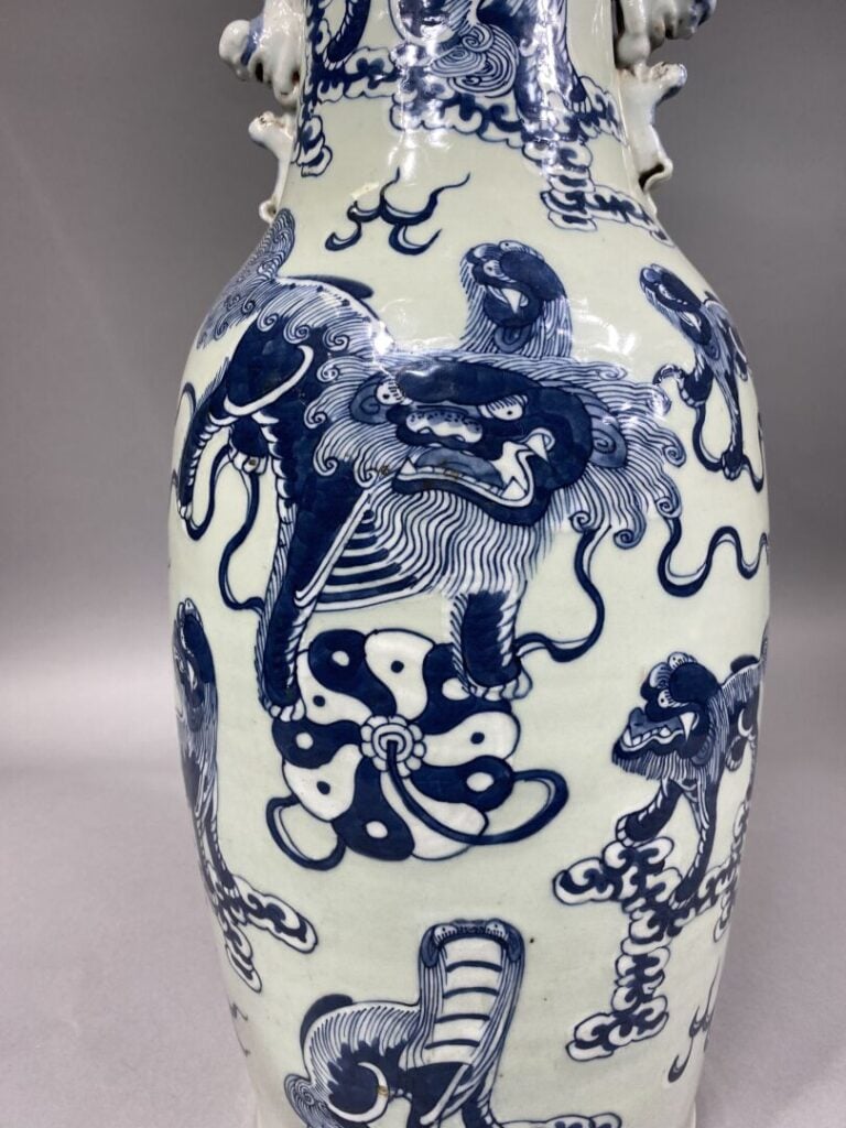 Chine - Grand vase balustre en porcelaine bleu blanc sur fond céladon à décor d…