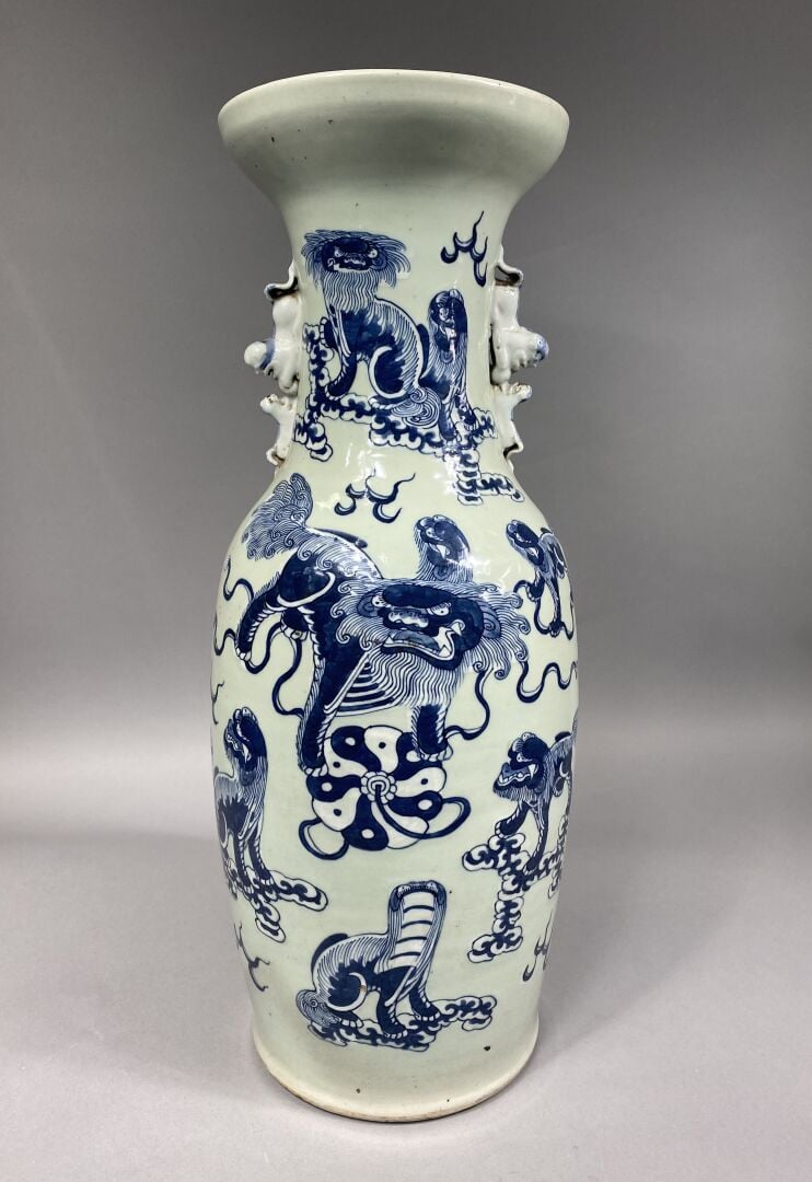 Chine - Grand vase balustre en porcelaine bleu blanc sur fond céladon à décor d…