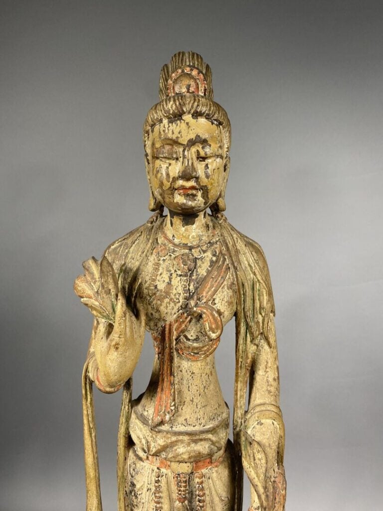 Chine - Grande guanyin en bois sculptée représentée debout sur une base lotifor…