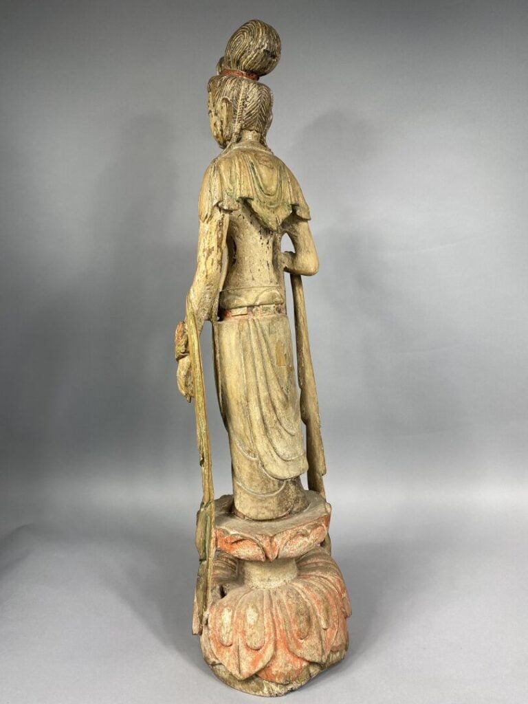 Chine - Grande guanyin en bois sculptée représentée debout sur une base lotifor…