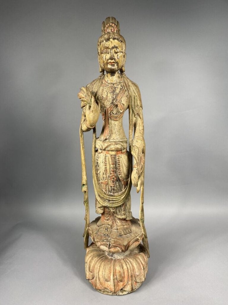 Chine - Grande guanyin en bois sculptée représentée debout sur une base lotifor…