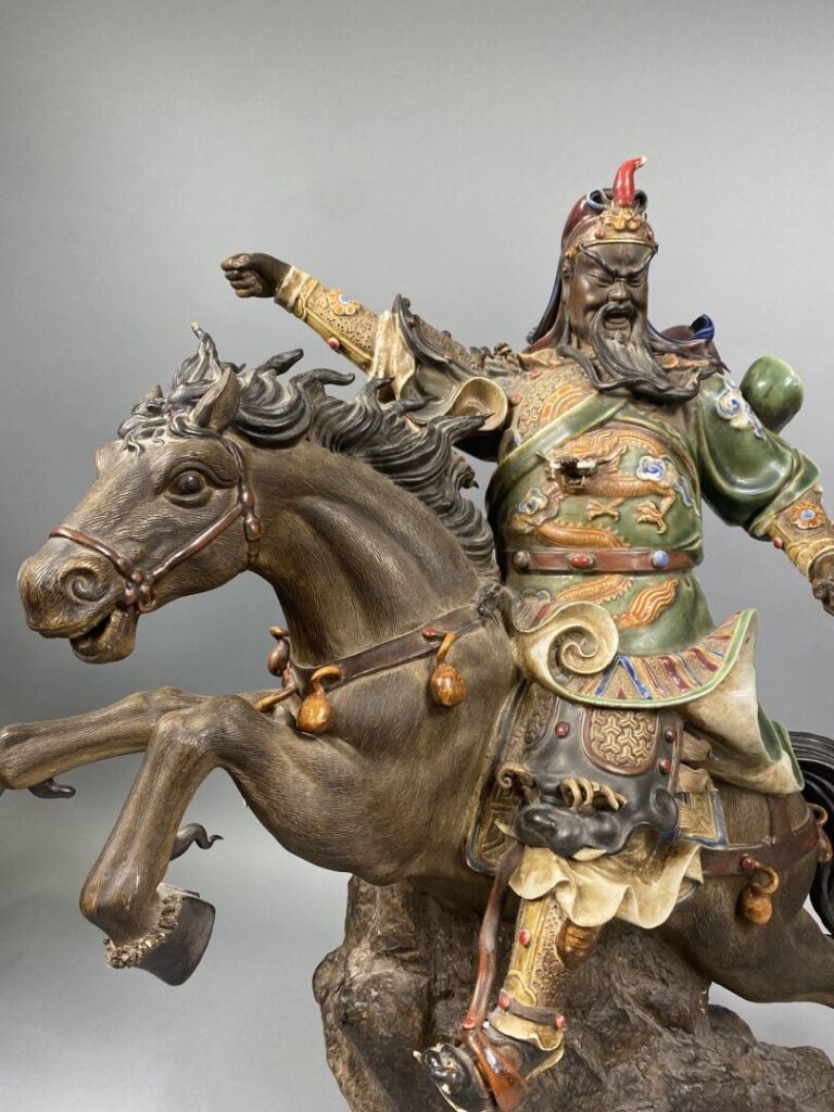 Chine - Groupe sculpté en terre cuite et céramique émaillée et patinée représen…