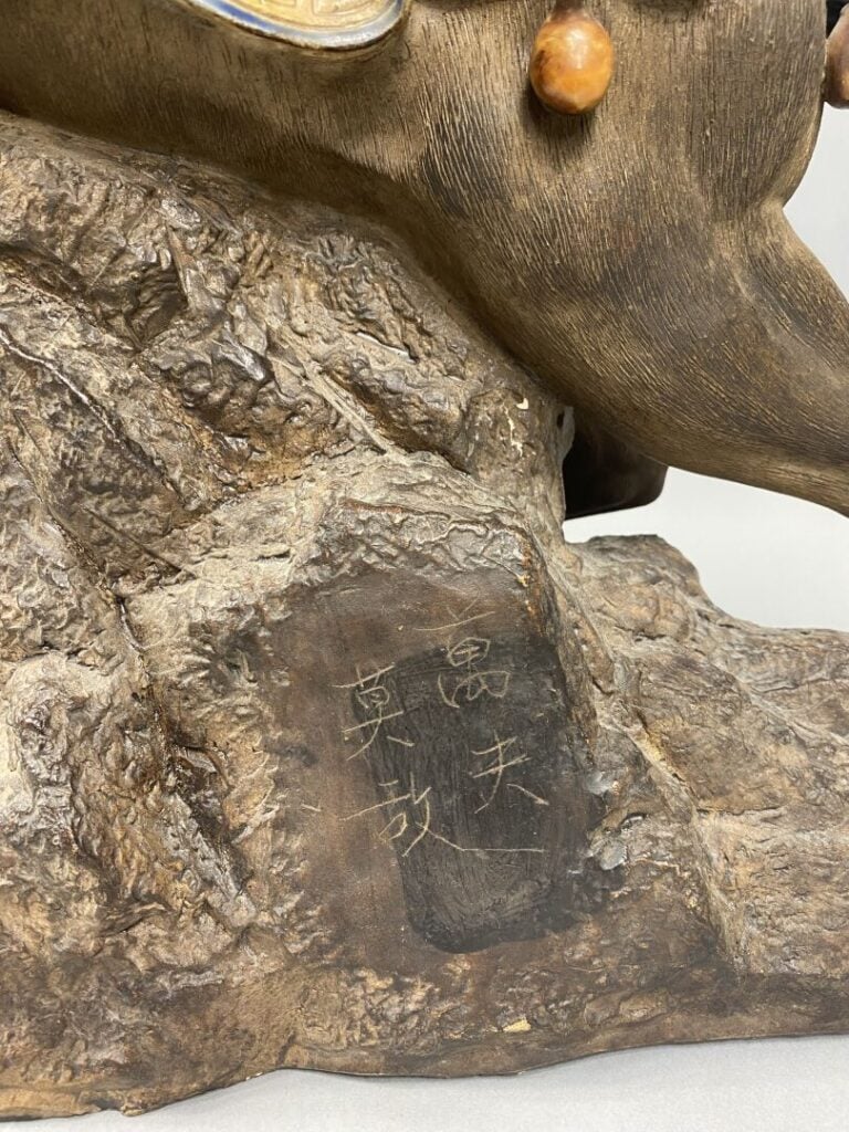 Chine - Groupe sculpté en terre cuite et céramique émaillée et patinée représen…