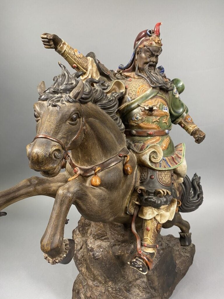 Chine - Groupe sculpté en terre cuite et céramique émaillée et patinée représen…