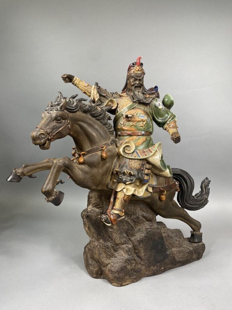 Chine - Groupe sculpté en terre cuite et céramique émaillée et patinée représen…