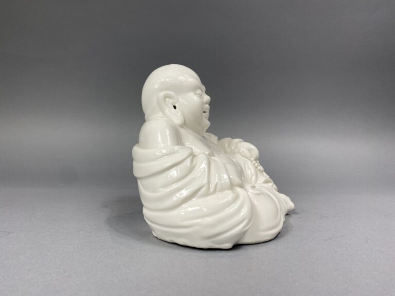 Chine, Hong-Kong - Sujet en porcelaine blanche représentant bouddha rieur tenan…