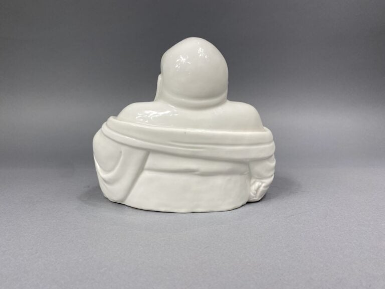 Chine, Hong-Kong - Sujet en porcelaine blanche représentant bouddha rieur tenan…