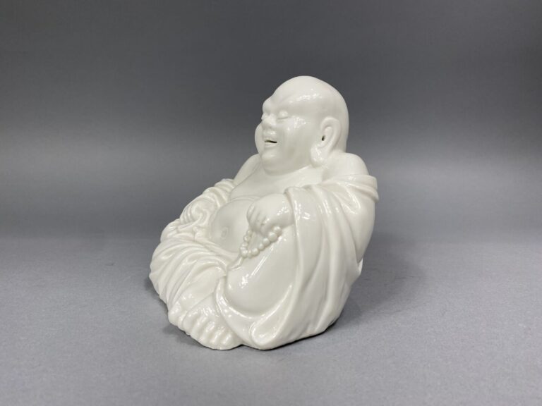 Chine, Hong-Kong - Sujet en porcelaine blanche représentant bouddha rieur tenan…