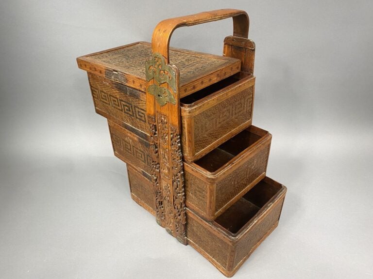 Chine - Important panier à pique-nique en bois et osier tressé à décor de perso…