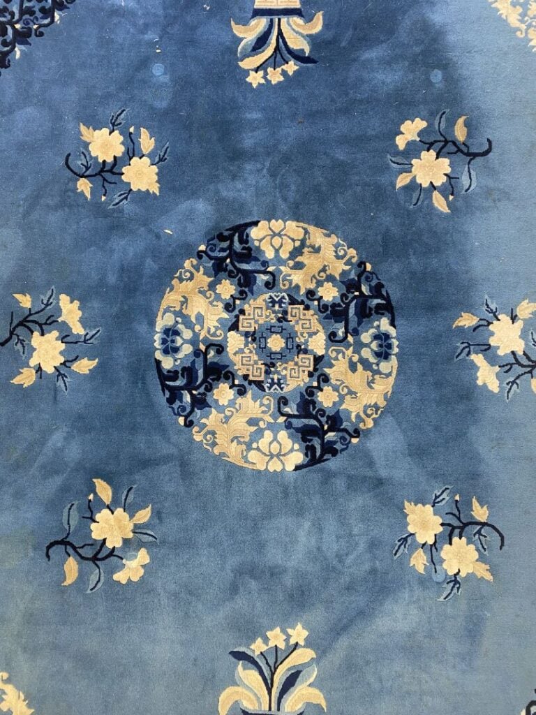 Chine - Important tapis à décor en camaïeu bleu et beige de vases fleuris, fris…