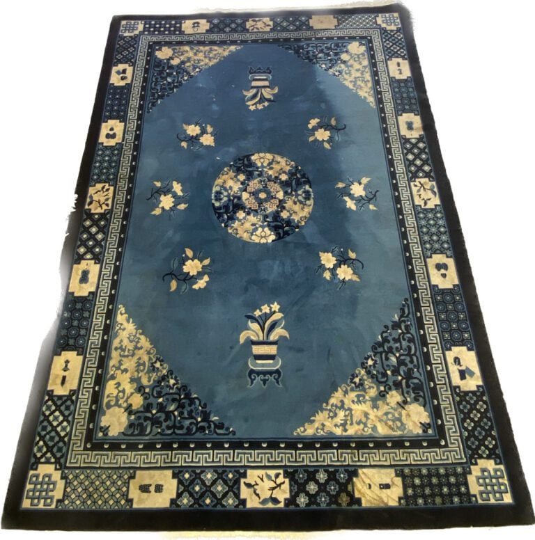 Chine - Important tapis à décor en camaïeu bleu et beige de vases fleuris, fris…