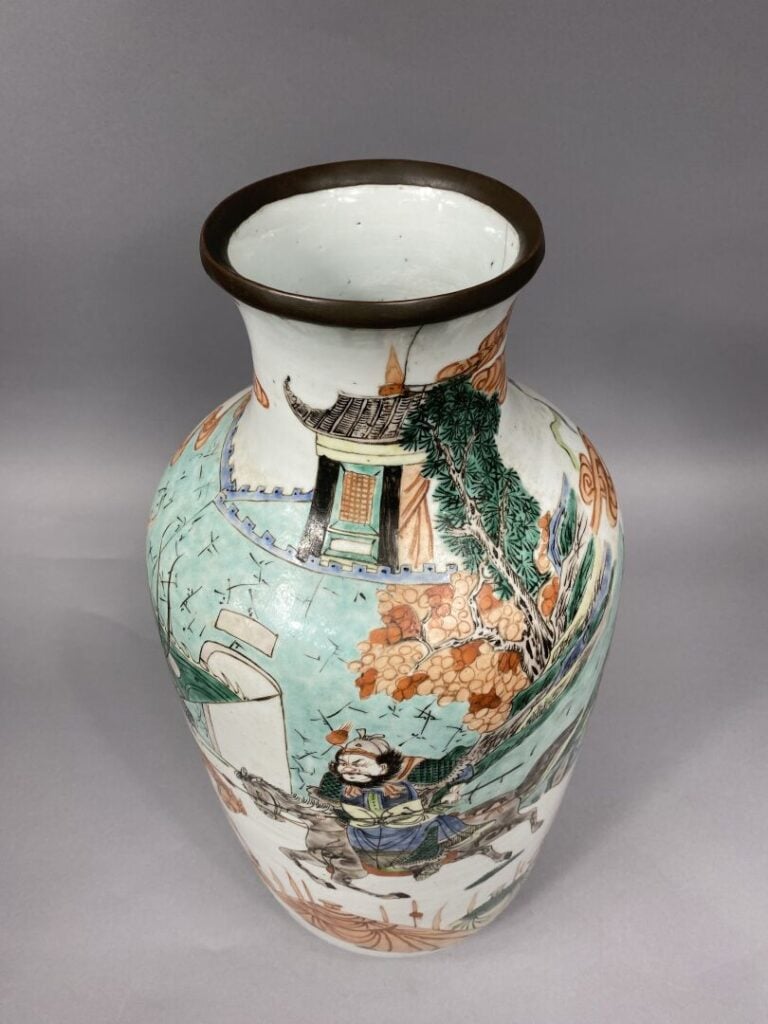 Chine - Important vase balustre en porcelaine émaillée dans le goût de la Famil…