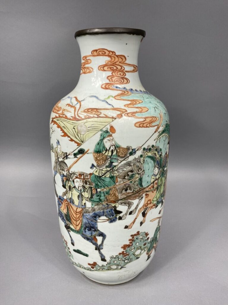 Chine - Important vase balustre en porcelaine émaillée dans le goût de la Famil…