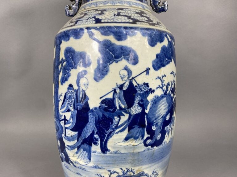 Chine - Important vase de forme balustre balustre en porcelaine bleu blanc à dé…