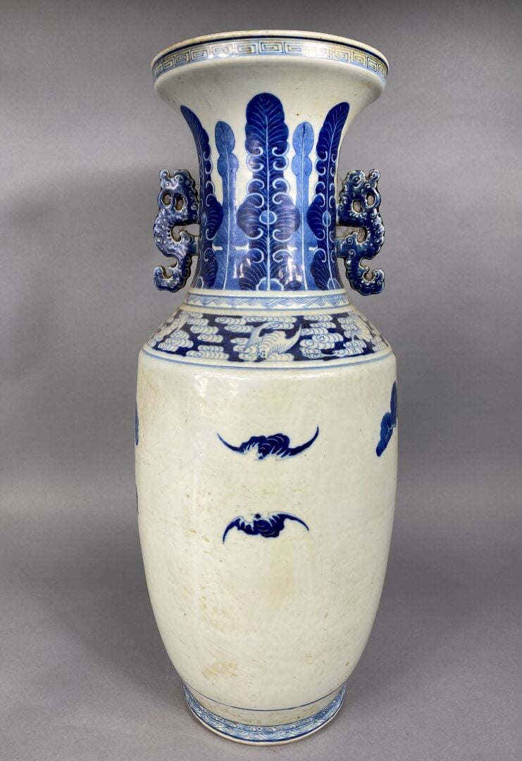 Chine - Important vase de forme balustre balustre en porcelaine bleu blanc à dé…
