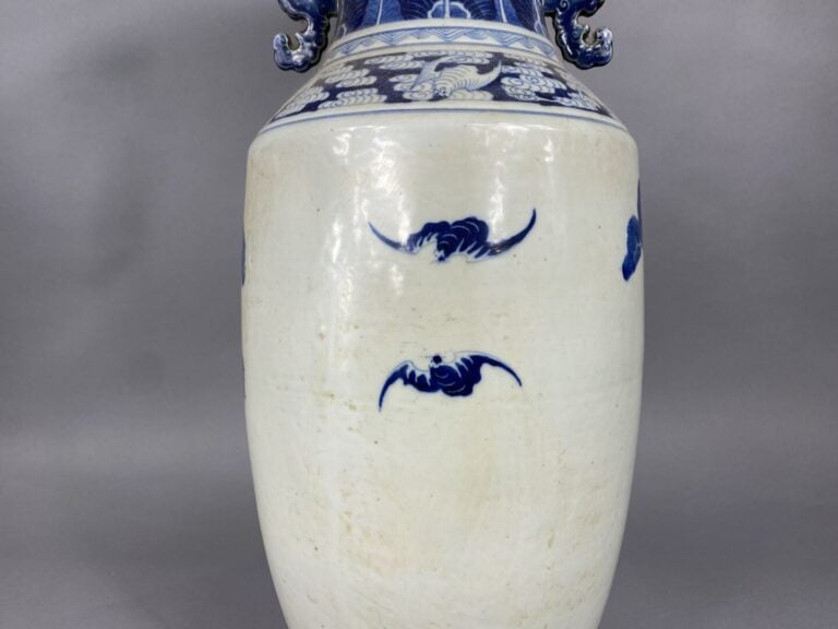 Chine - Important vase de forme balustre balustre en porcelaine bleu blanc à dé…
