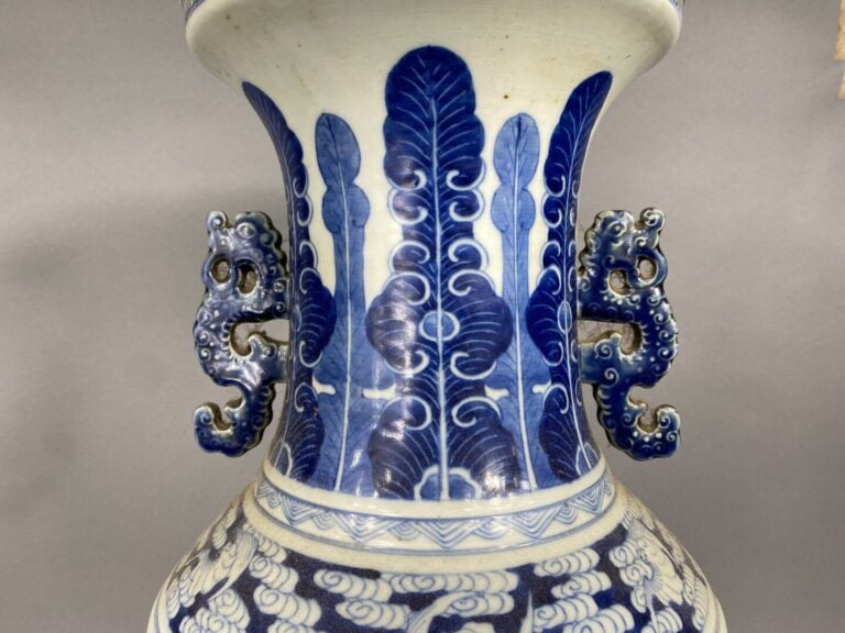 Chine - Important vase de forme balustre balustre en porcelaine bleu blanc à dé…
