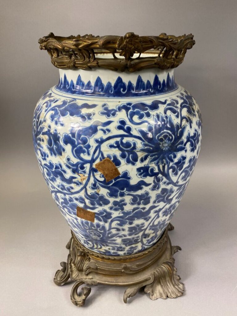 Chine - Importante potiche en porcelaine émaillée bleu blanc à décor de fleurs…