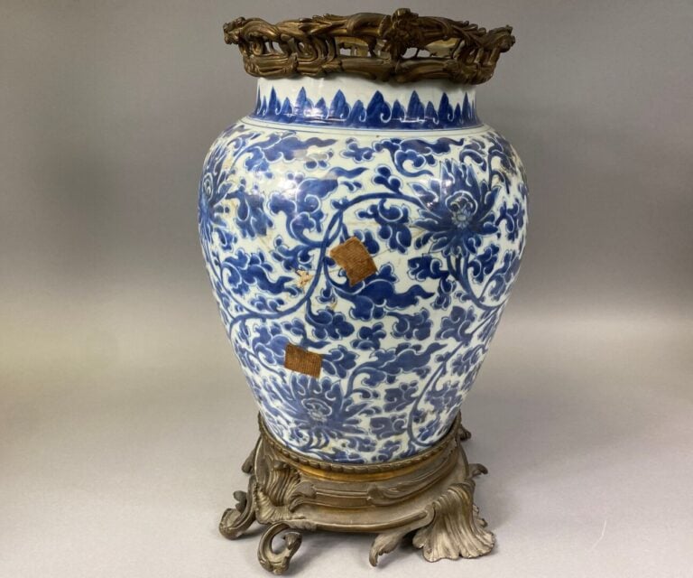 Chine - Importante potiche en porcelaine émaillée bleu blanc à décor de fleurs…